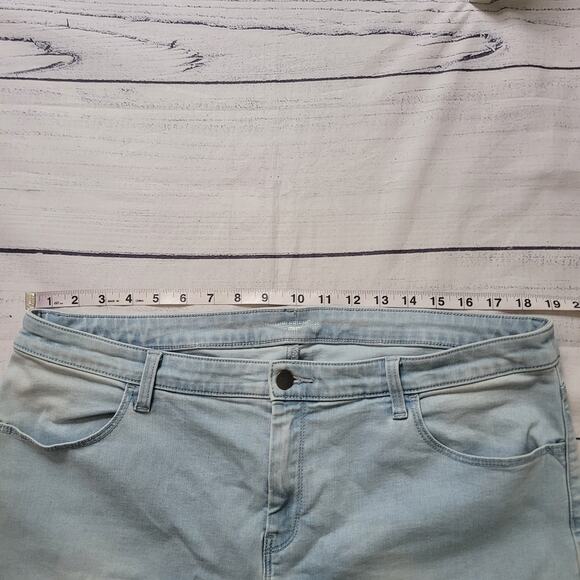 Chico's  Size 3 US XL Perfect Stretch Girlfriend Slim Leg Capris Lightwash Jeans - Picture 3 of 9